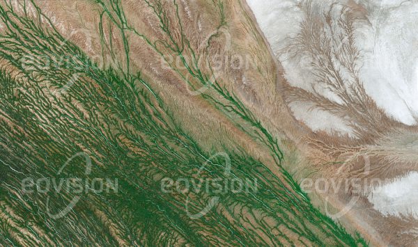Das Satellitenbild "COOPER CREEK - Australien" ist dem Bildband "UNTOUCHED NATURE - Naturlandschaften in Satellitenbildern" entnommen. Bildbeschreibung: Der nur zeitweise wasserführende Fluss in Australien führt zum Eyre-See, den er aber nur einmal in 25 Jahren erreicht. Im flachen Gelände spaltet er sich in ein dichtes Netzwerk von Flussarmen auf.