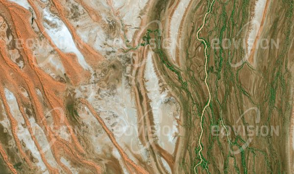 Das Satellitenbild "DIAMANTINA - Australien" ist dem Bildband "UNTOUCHED NATURE - Naturlandschaften in Satellitenbildern" entnommen. Bildbeschreibung: Der Zufluss des australischen Eyresees trifft sich mit Längsdünen, Ausläufer der Simpson Desert. Hier leben Beuteltiere wie der Bilby, aber auch zahlreiche Vögel, wie Steppenläufer und Wanderfalken.