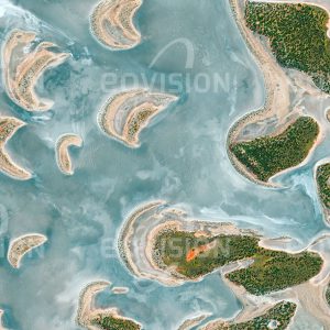 Das Satellitenbild "LAKE DUNDAS - Australien" ist dem Bildband "UNTOUCHED NATURE - Naturlandschaften in Satellitenbildern" entnommen. Bildbeschreibung: Westlich der Nullarbor Plain liegt der flache, von dünenartigen und nur spärlich mit Sträu­chern bewachsenen Hügeln überzogene Lake Dundas, einer der größten Salzseen Südwest-Australiens. Nahe dem See liegt die einst bedeutende Goldmine Norseman, die nach wie vor in Betrieb ist. Im Süden geht die Landschaft in eine von zahlreichen Salz­tümpeln durchsetzte Ebene über, die trotz der Trockenheit und des salzigen Bodens landwirtschaftlich genutzt wird.
