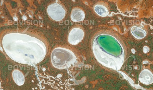 Das Satellitenbild "LAKE BUCHANAN - Australien" ist dem Bildband "UNTOUCHED NATURE - Naturlandschaften in Satellitenbildern" entnommen. Bildbeschreibung: In einer Senke am Rand der australischen Gibson Desert liegen zahlreiche kleine Salzseen. Durch ihre von Algen und Mineralstoffen hervorgerufenen Farben ergeben sie einen beeindruckenden farblichen Kontrast zur umgebenden Baumsavanne.