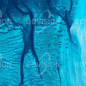Das Satellitenbild "L'HARIDON BIGHT - Australien" ist dem Bildband "UNTOUCHED NATURE - Naturlandschaften in Satellitenbildern" entnommen. Bildbeschreibung: Das hypersaline (stark salzhaltige) Wasser und die starken Gezeiten der zur Shark Bay World Heritage Site gehörenden Bucht bieten eine sehr spezielle Umwelt für Meereslebewesen.