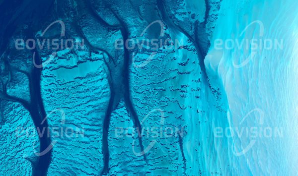 Das Satellitenbild "L'HARIDON BIGHT - Australien" ist dem Bildband "UNTOUCHED NATURE - Naturlandschaften in Satellitenbildern" entnommen. Bildbeschreibung: Das hypersaline (stark salzhaltige) Wasser und die starken Gezeiten der zur Shark Bay World Heritage Site gehörenden Bucht bieten eine sehr spezielle Umwelt für Meereslebewesen.
