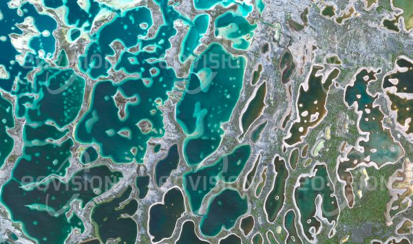 Das Satellitenbild "KIRITIMATI - Kiribati" ist dem Bildband "UNTOUCHED NATURE - Naturlandschaften in Satellitenbildern" entnommen. Bildbeschreibung: Kiritimati, auch Weihnachtsinsel genannt, liegt nahe dem Äquator inmitten des Pazifi­schen Ozeans. Mit einer Fläche von 324 Qua­dratkilometern ist die Lagune des Atolls eine der weltweit größten und seit 1975 als Teil des Christmas Island Wildlife Sanctuary ge­schützt. Zahlreiche kleine Inseln bieten einen wichtigen Lebensraum für Seevögel. Mitte des 20. Jahrhunderts wurden auf der Insel und in ihrer Nähe etwa 30 Tests mit Nuklearwaffen durchgeführt.