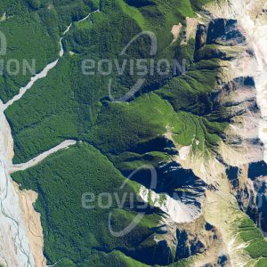 Das Satellitenbild "POULTER RANGE - Neuseeland" ist dem Bildband "UNTOUCHED NATURE - Naturlandschaften in Satellitenbildern" entnommen. Bildbeschreibung: Die ausgedehnten Buchenwälder an den Hängen im regenärmeren Osten der Southern Alps, deren Baumgrenze sehr klar definiert ist, beheimaten den Kea, eine neuseeländische Papageienart.