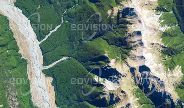 Das Satellitenbild "POULTER RANGE - Neuseeland" ist dem Bildband "UNTOUCHED NATURE - Naturlandschaften in Satellitenbildern" entnommen. Bildbeschreibung: Die ausgedehnten Buchenwälder an den Hängen im regenärmeren Osten der Southern Alps, deren Baumgrenze sehr klar definiert ist, beheimaten den Kea, eine neuseeländische Papageienart.