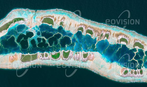 Das Satellitenbild "MILLENNIUM ISLAND - Kiribati" ist dem Bildband "UNTOUCHED NATURE - Naturlandschaften in Satellitenbildern" entnommen. Bildbeschreibung: Das zu Kiribati gehörende, unbewohnte Atoll besteht aus über 30 Inseln, die eine flache Lagune umringen. Die größeren Inseln sind als Überbleibsel früherer Besiedlung von Ko­kospalmen bedeckt. Diese bieten einer der weltweit größten Population des Palmendiebs, einer bis zu 4 Kilo schweren Krabbenart, gute Lebensbedingungen. Wegen seiner Abge­schiedenheit ist Millennium Island ein wichti­ger Nistplatz für eine Reihe von Seevogelarten und es gibt Überlegungen, es in die UNESCO Weltnaturerbeliste aufzunehmen.
