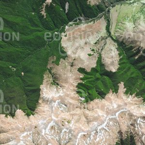 Das Satellitenbild "MOUNT TURNBULL - Neuseeland" ist dem Bildband "UNTOUCHED NATURE - Naturlandschaften in Satellitenbildern" entnommen. Bildbeschreibung: Die Baumgrenze in den neuseeländischen Southern Alps ist sehr scharf definiert. Neben der Seehöhe ist die Verfügbarkeit von Wasser das Hauptkriterium für die Existenz dichterer Vegetation.