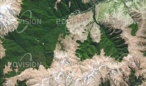 Das Satellitenbild "MOUNT TURNBULL - Neuseeland" ist dem Bildband "UNTOUCHED NATURE - Naturlandschaften in Satellitenbildern" entnommen. Bildbeschreibung: Die Baumgrenze in den neuseeländischen Southern Alps ist sehr scharf definiert. Neben der Seehöhe ist die Verfügbarkeit von Wasser das Hauptkriterium für die Existenz dichterer Vegetation.