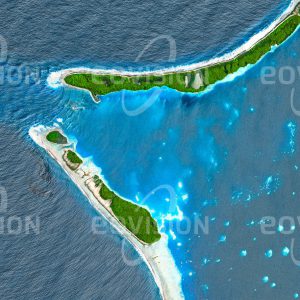 Das Satellitenbild "TONGAREVA - Cookinseln" ist dem Bildband "UNTOUCHED NATURE - Naturlandschaften in Satellitenbildern" entnommen. Bildbeschreibung: Die flache Siki-Rangi-Passage ermöglicht nur kleinen Booten die Einfahrt in die ruhigen Ge­wässer der Lagune von Tongareva. Das dünn besiedelte Atoll der südpazifischen Cookinseln erhebt sich fast 5.000 Meter über den Mee­resboden, ragt jedoch nur wenige Meter über den Meeresspiegel hinaus. Die ursprüngliche Vegetation der Insel wurde weitgehend durch Kokospalmen ersetzt. Diese bilden die Basis für die Produktion von Kopra, einem der wenigen Exportprodukte der Insel.