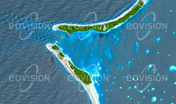 Das Satellitenbild "TONGAREVA - Cookinseln" ist dem Bildband "UNTOUCHED NATURE - Naturlandschaften in Satellitenbildern" entnommen. Bildbeschreibung: Die flache Siki-Rangi-Passage ermöglicht nur kleinen Booten die Einfahrt in die ruhigen Ge­wässer der Lagune von Tongareva. Das dünn besiedelte Atoll der südpazifischen Cookinseln erhebt sich fast 5.000 Meter über den Mee­resboden, ragt jedoch nur wenige Meter über den Meeresspiegel hinaus. Die ursprüngliche Vegetation der Insel wurde weitgehend durch Kokospalmen ersetzt. Diese bilden die Basis für die Produktion von Kopra, einem der wenigen Exportprodukte der Insel.