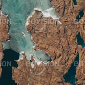 Das Satellitenbild "VESTFOLD HILLS - Antarktis" ist dem Bildband "UNTOUCHED NATURE - Naturlandschaften in Satellitenbildern" entnommen. Bildbeschreibung: Die erst 1935 entdeckten, durch Gletscher abgeschliffenen Felsen an der antarktischen Küste bilden als eisfreie Fläche eine „Antarktische Oase“, die von zahlreichen Seen bedeckt ist.