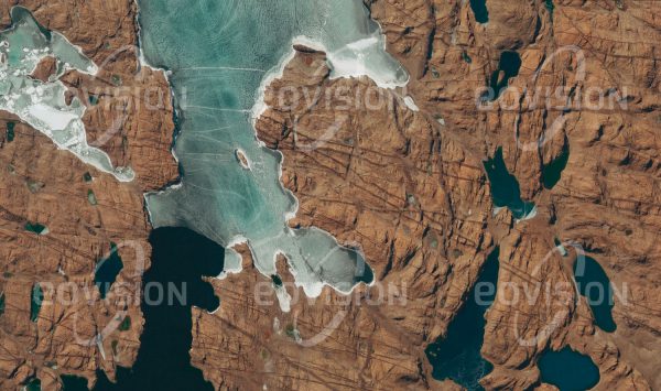 Das Satellitenbild "VESTFOLD HILLS - Antarktis" ist dem Bildband "UNTOUCHED NATURE - Naturlandschaften in Satellitenbildern" entnommen. Bildbeschreibung: Die erst 1935 entdeckten, durch Gletscher abgeschliffenen Felsen an der antarktischen Küste bilden als eisfreie Fläche eine „Antarktische Oase“, die von zahlreichen Seen bedeckt ist.
