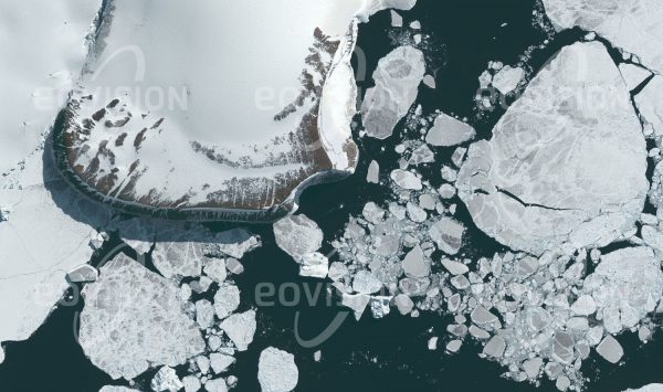 Das Satellitenbild "CAPE LONGING - Antarktis" ist dem Bildband "UNTOUCHED NATURE - Naturlandschaften in Satellitenbildern" entnommen. Bildbeschreibung: Das von Gletschern abgeschliffene Kap mit seiner markanten Steilküste begrenzte ursprünglich das inzwischen teilweise kollabierte Larsen-Eisschelf an der Ostküste der Antarktischen Halbinsel.