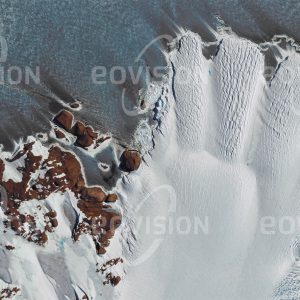 Das Satellitenbild "MAWSON COAST - Antarktis" ist dem Bildband "UNTOUCHED NATURE - Naturlandschaften in Satellitenbildern" entnommen. Bildbeschreibung: Wie Dünen lagern sich vom Wind verwehte Schneemassen auf dem Eis um das ant­arktische Festland ab. Lange Brüche im Eis und kleinere Schmelzwasserseen auf den Gletschern sind ein Zeichen dafür, dass der antarktische Sommer seinem Höhepunkt entgegenstrebt. Mehrere Eiszungen kleinerer Gletscher mit charakteristischen Bruchlinien schieben sich wie die Finger einer Hand in den Indischen Ozean.