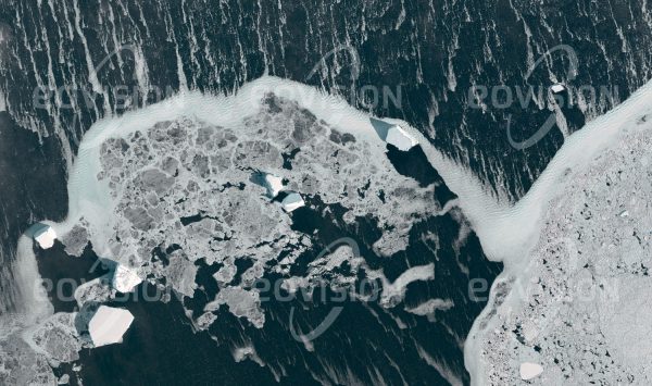 Das Satellitenbild "ANTARCTIC SOUND - Antarktis" ist dem Bildband "UNTOUCHED NATURE - Naturlandschaften in Satellitenbildern" entnommen. Bildbeschreibung: Unterschiedlich dicke und alte Eisschollen treiben mit vereinzelten kleineren Eisbergen vor der Antarktis inmitten von Eisgries, welches vom heftigen Wind zusammenge­schoben wird. In den letzten Jahrzehnten hat die Erderwärmung zu vermehrtem Abbrechen von Eisbergen von den Schelfeisflächen um die Antarktis geführt. Mit Dicken bis zu mehreren 100 Metern und Flächen, die 10.000 Quadratkilometer überschreiten können, stellen Eisberge eine große Gefahr für die Schifffahrt dar.