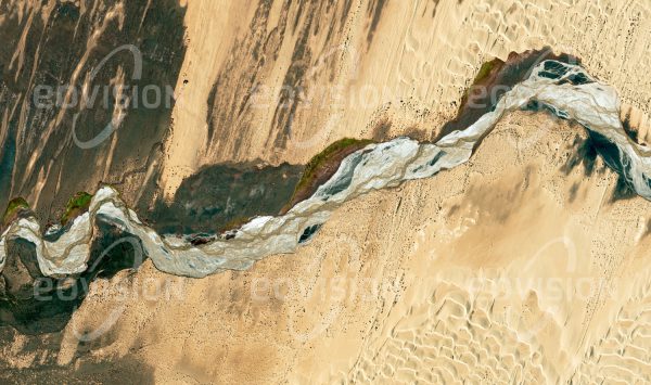 Das Satellitenbild "GOLMUD HE - China" ist dem Bildband "UNTOUCHED NATURE - Naturlandschaften in Satellitenbildern" entnommen. Bildbeschreibung: Zu diesem Bild gibt es keine Bildbeschreibung