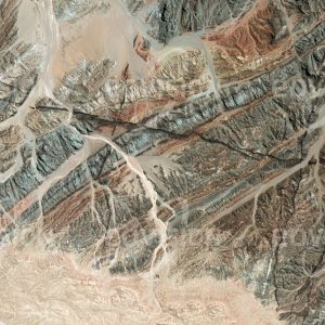 Das Satellitenbild "GOANIKONTES - Namibia" ist dem Bildband "WÜSTEN - Lebensraum der Extreme" entnommen. Bildbeschreibung: Südlich des nur zeitweise Wasser führenden Swakop-Flusses erstreckt sich ein Felsgebiet, das im Satellitenbild ausgeprägte geologische Bruchlinien zeigt. Gut sichtbar ist die Faltung der Gesteinsschichten, die unter anderem aus granitischen Gneisen und Quarzit-Sedimenten bestehen. Die Landschaft trägt wegen ihrer lebensfeindlichen Bedingungen auch die Bezeichnung „Mondlandschaft“. Bekannt ist die Region auch für Funde von Uran und Boltwoodit, Kristallen eines seltenen Minerals. Nur 25 Kilometer weiter westlich liegt Swakopmund an der Mündung des Swakops in den Pazifik.