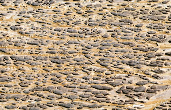 Das Satellitenbild "LIBYSCHE WÜSTE - Ägypten" ist dem Bildband "WÜSTEN - Lebensraum der Extreme" entnommen. Bildbeschreibung: Der auch als Western Desert bezeichnete Abschnitt der Sahara in Ägypten westlich des Nils ist großteils von Felswüsten bedeckt. Nur im Westen geht diese in eine ausgedehnte Sandwüste über. Insgesamt bedeckt die Libysche Wüste mit mehr als 680.000 Quadratkilometern zwei Drittel Ägyptens. Das Satellitenbild zeigt erodierte Felsen, zwischen denen der hierher verfrachtete Sand kleine Dünen bildet.