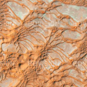 Das Satellitenbild "NAMIB - Namibia" ist dem Bildband "WÜSTEN - Lebensraum der Extreme" entnommen. Bildbeschreibung: Die Namib-Wüste zieht sich entlang der Atlantikküste über 2000 Kilometer von Angola bis Südafrika. Neben einigen der höchsten Sanddünen der Welt findet man hier auch ausgedehnte Sandmeere. Das Satellitenbild zeigt einen Ausschnitt nahe des Randes der Wüste, wo die unter dem Sand liegenden Salztonflächen teilweise frei liegen. Uneinheitliche Windrichtungen haben hier zum Entstehen eines komplexen Dünenmusters beigetragen.