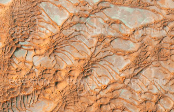 Das Satellitenbild "NAMIB - Namibia" ist dem Bildband "WÜSTEN - Lebensraum der Extreme" entnommen. Bildbeschreibung: Die Namib-Wüste zieht sich entlang der Atlantikküste über 2000 Kilometer von Angola bis Südafrika. Neben einigen der höchsten Sanddünen der Welt findet man hier auch ausgedehnte Sandmeere. Das Satellitenbild zeigt einen Ausschnitt nahe des Randes der Wüste, wo die unter dem Sand liegenden Salztonflächen teilweise frei liegen. Uneinheitliche Windrichtungen haben hier zum Entstehen eines komplexen Dünenmusters beigetragen.