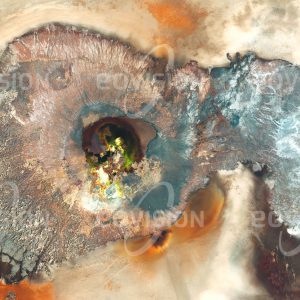 Das Satellitenbild "DALLOL - Äthiopien" ist dem Bildband "WÜSTEN - Lebensraum der Extreme" entnommen. Bildbeschreibung: Im Norden des Afar-Dreiecks, wo sich die Arabische Platte sowie der nubische und der somalische Teil der Afrikanischen Platte auseinander bewegen, ist die Erdkruste sehr dünn. Etwa 125 Meter unterhalb des Meeresniveaus gelegen, weist die Danakil-Senke starke vulkanische Aktivität auf. Die Dallol-Schwefelquellen, welche für kräftige Farbakzente verantwortlich sind, sind ein Ergebnis dieser Aktivität. Dieser Ort, der die weltweit höchste Jahresmitteltemperatur aufweist, ist auch Fundort der Fossilien von Lucy, eines 3,2 Millionen Jahre alten Vorläufers des Menschen.