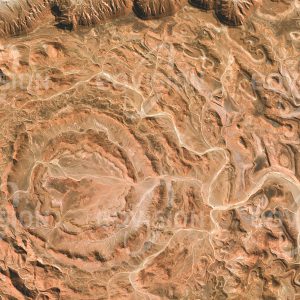 Das Satellitenbild "TIN BIDER KRATER - Algerien" ist dem Bildband "WÜSTEN - Lebensraum der Extreme" entnommen. Bildbeschreibung: Der Tin Bider Krater ist ein Einschlagskrater mit einem Durchmesser von etwas mehr als sechs Kilometern und bildet heute den Rand eines felsigen Hügelgebiets in der Sahara. Der Meteoriteneinschlag, der den Krater verursachte, fand vor weniger als 70 Millionen Jahren statt. Heute ist der Krater stark durch Erosion überformt, wie die Flusstäler zeigen, die den Krater mit seinen Ringen nach Nordosten entwässern.