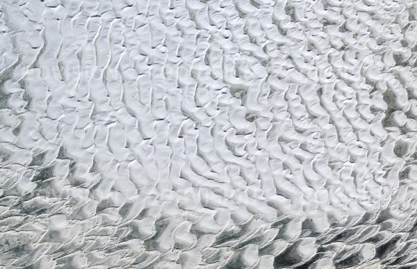 Das Satellitenbild "WHITE SANDS - USA" ist dem Bildband "WÜSTEN - Lebensraum der Extreme" entnommen. Bildbeschreibung: Die charakteristische, blendend weiße Farbe der Dünen ist namensgebend für die Wüste in New Mexico. Nahe der Stadt Alamogordo im Tularosa Basin gelegen, ist White Sands umringt von militärischen Einrichtungen, unter denen ein Raketentestgelände heraussticht. Die weißen Sanddünen bestehen aus Gipskristallen, welche in den Ablagerungen eines ausgetrockneten Sees entstanden. Seit 1934 ist White Sands ein National Monument. Dazu passen auch Funde fossiler Spuren von Menschen und Riesenfaultieren aus der letzten Eiszeit.