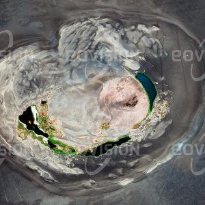 Das Satellitenbild "WAW AN-NAMUS - Libyen" ist dem Bildband "WÜSTEN - Lebensraum der Extreme" entnommen. Bildbeschreibung: Waw an-Namus ist ein erloschener Vulkan im Süden Libyens. Alter und Ursprung des Vulkanismus in dieser Region im Herzen der Sahara sind nicht sicher bekannt. Die helle Caldera mit mehr als vier Kilometer Durchmesser ist umgeben von dunklem Eruptionsmaterial (Tephra). Innerhalb der Caldera befindet sich ein Vulkankegel aus hellem Auswurfgestein. Waw an-Namus bedeutet Moskito-Oase, weil um die Seen am Grund der Caldera zahlreiche Mücken leben. Die Seen erscheinen in unterschiedlichen Farben, die vom Salz- und Algengehalt des Wassers abhängen.