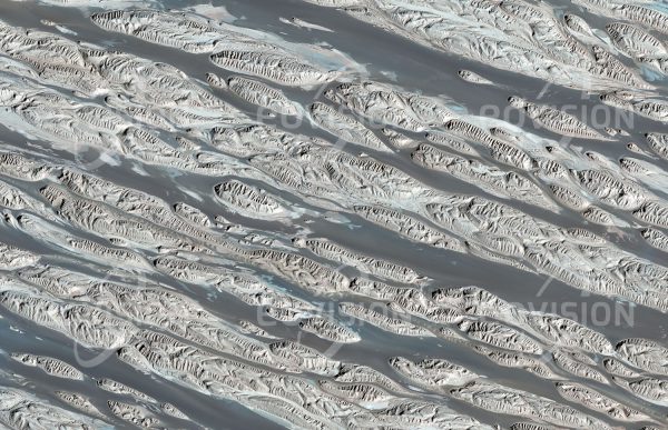 Das Satellitenbild "SHAHDAD KALUT - Iran" ist dem Bildband "WÜSTEN - Lebensraum der Extreme" entnommen. Bildbeschreibung: Die Shahdad Kalut ist ein Teil der iranischen Wüste Dascht-e Lut. Sie hat ihren Namen von den zahlreichen Yardangs, die hier Kaluts heißen. Diese bestehen aus Sandstein, der sehr weich ist und daher der Erosion durch Wind wenig entgegensetzen kann.