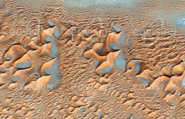 Das Satellitenbild "RUB AL-KHALI - Saudi-Arabien" ist dem Bildband "WÜSTEN - Lebensraum der Extreme" entnommen. Bildbeschreibung: Die größte Sandwüste der Erde, die zum größten Teil in Saudi-Arabien liegende Rub al-Khali, zieht sich mit ihren bis zu 300 Metern hohen Sanddünen über Hunderte Kilometer hin. Die vom Wind frei gewehten Salztonflächen der Sebkhas zwischen den Dünen bildeten früher den Boden eines Gewässers. Heute sind sie jedoch nur mehr fallweise von Wasser bedeckt.
