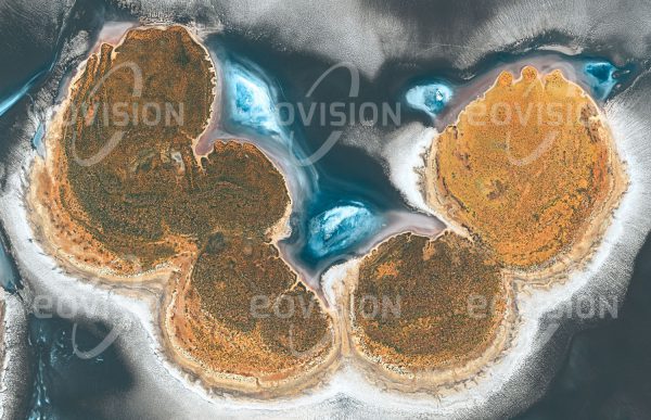 Das Satellitenbild "LAKE MACKAY - Australien" ist dem Bildband "WÜSTEN - Lebensraum der Extreme" entnommen. Bildbeschreibung: Mit einer Fläche von fast 3500 Quadratkilometern ist der Lake Mackay, dessen lokaler Name Wilkinkarra lautet, der größte See Westaustraliens. Der ephemere, also nur kurzzeitig bestehende See liegt im Grenzbereich zwischen der Großen Sandwüste, der Gibson-Wüste und der Tanami-Wüste. Salzablagerungen lassen die Uferränder des Sees hell erscheinen, dunklere Farben des seichten Wassers sind dagegen von Algen verursacht.