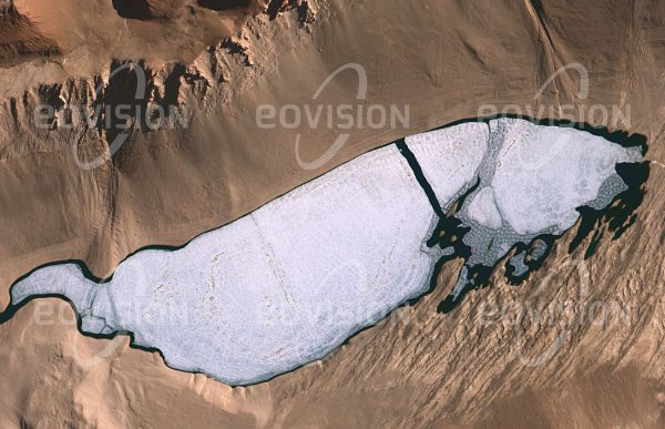 Das Satellitenbild "LAKE VANDA - Antarktis" ist dem Bildband "WÜSTEN - Lebensraum der Extreme" entnommen. Bildbeschreibung: Lake Vanda ist ein hypersaliner See im Wright Valley, einem der drei McMurdo Dry Valleys in der Antarktis. Er gehört zu den Seen mit dem weltweit höchsten Salzgehalt, deutlich höher als etwa das Tote Meer. Die Dry Valleys sind ringsum durch Berge abgeriegelt und wegen der daraus folgenden äußerst geringen Luftfeuchtigkeit weitgehend schnee- und eisfrei. Sie gehören zu den extremsten Wüsten der Erde, wozu auch starker Wind mit Geschwindigkeiten bis zu 320 km/h beiträgt. Außer endolithischen und anaeroben Bakterien, die innerhalb der Felsen existieren, findet sich hier kein Leben. Zum Teil stehen die Dry Valleys seit 2004 unter Naturschutz.