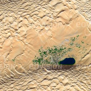 Das Satellitenbild "GABEROUN - Libyen" ist dem Bildband "WÜSTEN - Lebensraum der Extreme" entnommen. Bildbeschreibung: Gaberoun liegt im Westen Libyens inmitten des Erg Ubari in der libyschen Sahara um einen stark salzhaltigen, von Palmen gesäumten See. Am See stehen Ruinen der Siedlung eines Tuareg-Stammes, der die Oase bis zur Absiedelung in den 1980er Jahren bewohnte. Heute ist Gaberoun eine Attraktion für Touristen, die hier Station auf ihrer Wüstensafari machen.