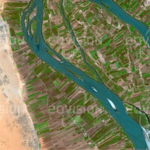 Das Satellitenbild "EL QUWEIZ - Sudan" ist dem Bildband "WÜSTEN - Lebensraum der Extreme" entnommen. Bildbeschreibung: Das 70 Kilometer nördlich von Khartum gelegene El Quweiz ist eines von vielen Dörfern, die den Nil auf seinem Weg durch die Wüste säumen. Meist sind die ebenen Flächen um den Fluss landwirtschaftlich genutzt, während die Siedlungen am Rand der Wüste liegen. So werden die nutzbaren Flächen geschont, zugleich ist man vor Überschwemmungen geschützt. Diese sind heute auch durch eine Reihe von Stauwerken entlang des Flusses gemildert.