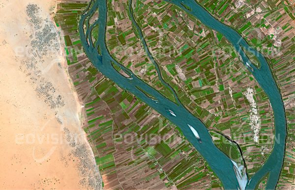 Das Satellitenbild "EL QUWEIZ - Sudan" ist dem Bildband "WÜSTEN - Lebensraum der Extreme" entnommen. Bildbeschreibung: Das 70 Kilometer nördlich von Khartum gelegene El Quweiz ist eines von vielen Dörfern, die den Nil auf seinem Weg durch die Wüste säumen. Meist sind die ebenen Flächen um den Fluss landwirtschaftlich genutzt, während die Siedlungen am Rand der Wüste liegen. So werden die nutzbaren Flächen geschont, zugleich ist man vor Überschwemmungen geschützt. Diese sind heute auch durch eine Reihe von Stauwerken entlang des Flusses gemildert.