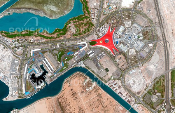 Das Satellitenbild "YAS ISLAND - Vereinigte Arabische Emirate" ist dem Bildband "WÜSTEN - Lebensraum der Extreme" entnommen. Bildbeschreibung: Abu Dhabis Stadtentwicklungsprojekt Yas Island wurde im Jahr 2006 gestartet. Heute bietet die Insel mit Ferrari World, Yas Waterworld und SeaWorld auf umfangreichen Flächen Freizeiteinrichtungen und Vergnügungsparks an. Rekorde wurden für die größte je gebaute Fachwerkstruktur und für die schnellste Achterbahn der Welt erzielt. Mit dem Yas Marina Circuit, der Formel-1-Strecke für den Grand Prix von Abu Dhabi, erreicht der Stadtteil auch internationale Aufmerksamkeit.