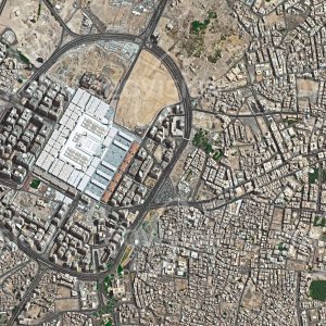 Das Satellitenbild "MEDINA - Saudi-Arabien" ist dem Bildband "WÜSTEN - Lebensraum der Extreme" entnommen. Bildbeschreibung: Die Geschichte Medinas reicht bis in die Zeit der Babylonier zurück. Heute gehört es als Begräbnisstätte Mohammeds neben seiner Geburtsstadt Mekka zu den beiden wichtigsten Stätten des Islams, weshalb es auch als al-Madinah al-Munawwarrah bezeichnet wird, „die Strahlende“. Mit der Prophetenmoschee al-Masdschid an-Nabawi ist die Stadt der zweitwichtigste Pilgerort des Islams. Hierher floh Mohammed bei der Hidschra im Jahr 622, das auch den Beginn des islamischen Kalenders markiert. Medina ist auch für seine Datteln berühmt, von denen hier mehr als 100 Sorten gezüchtet werden.