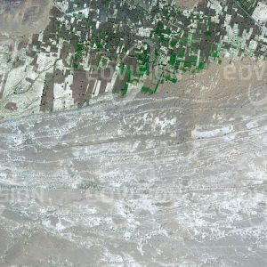 Das Satellitenbild "EL JORF - Marokko" ist dem Bildband "WÜSTEN - Lebensraum der Extreme" entnommen. Bildbeschreibung: Qanate sind eine alte Variante unterirdischer Wasserkanäle. In der Umgebung der Oasensiedlung El Jorf in den Ausläufern des Atlas-Gebirges ist die Oberfläche von einem dichten Netz von Qanaten überzogen, durch welches Wasser zu den Anbauflächen der Oase geleitet wird. Zwischen den Reihen der Aushubkegel sind auch Windschutzgürtel zu erkennen, welche die Oase vor vom Wind verfrachteten Sand schützen soll.