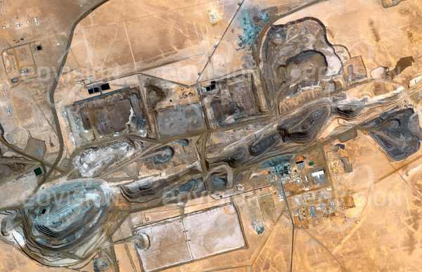 Das Satellitenbild "TASIAST-MINE - Mauretanien" ist dem Bildband "WÜSTEN - Lebensraum der Extreme" entnommen. Bildbeschreibung: Im Tagebau der Tasiast-Mine im Westen Mauretaniens wird seit 2008 Gold gefördert. Aufgrund hoher Anlaufkosten war der Start schwierig, insgesamt werden hier jedoch etwa 7,5 Millionen Unzen (230 Tonnen) förderbares Gold erwartet. Für jedes Gramm Gold muss fast eine Tonne Gestein verarbeitet werden.