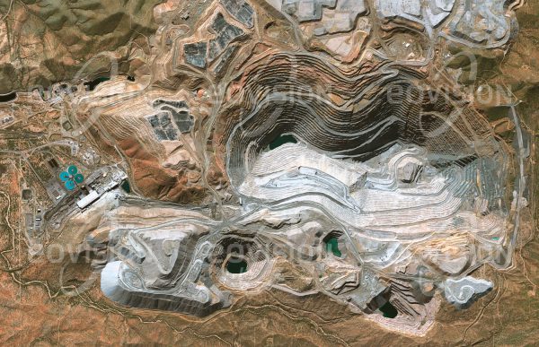 Das Satellitenbild "SIERRITA - USA" ist dem Bildband "WÜSTEN - Lebensraum der Extreme" entnommen. Bildbeschreibung: Die Sierrita-Mine ist eine große Kupfermine im Süden Arizonas. Nachdem sie nach ihrer Gründung im Jahr 1907 zunächst als Untertagebau geführt worden war, wurde 1959 zum Tagebau übergegangen. In der Mine werden Kupfer und Molybdän abgebaut. Die hier gefundenen Vorkommen gehören zu den ergiebigsten der Welt.