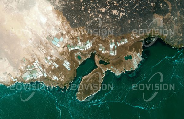 Das Satellitenbild "AFRERASEE - Äthiopien" ist dem Bildband "WÜSTEN - Lebensraum der Extreme" entnommen. Bildbeschreibung: Das hypersaline Wasser des in der Danakil-Senke gelegenen Afrerasees wird seit Jahrhunderten für die Salzgewinnung genutzt. In traditioneller Weise wird das Salz hier in Form von Salzblöcken gewonnen und von Kamelkarawanen abtransportiert. Insgesamt werden die Salzvorkommen am See auf 290 Millionen Tonnen geschätzt. Durch den Ausbruch des etwa 80 Kilometer östlich gelegenen Nabro im Jahr 2011 gelangten allerdings größere Mengen Schwefelsäure in den See, sodass das Salz seither nicht genießbar ist.