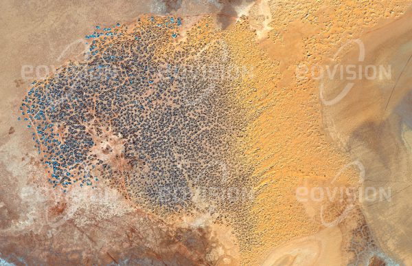 Das Satellitenbild "TAOUDENNI - Mali" ist dem Bildband "WÜSTEN - Lebensraum der Extreme" entnommen. Bildbeschreibung: Etwa ab dem Ende des 16. Jahrhunderts wurde nahe der Stadt Taoudenni Salz gewonnen. Heute hat sich die Salzgewinnung etwa 10 Kilometer weiter in den Südwesten verschoben. Hier liegt einige Meter unter der Oberfläche eine hochwertige Salzschicht. Mit einfachsten Mitteln werden hunderte bis zu vier Meter tiefe Löcher in den Sand und Lehm gegraben. Aus der darunter liegenden Salzschicht werden Platten geschlagen, die zu 30 Kilogramm schweren Salzbarren bearbeitet werden. Karawanen transportieren diese nach Timbuktu.