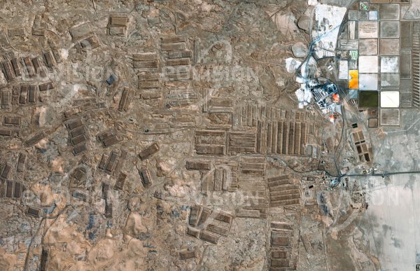 Das Satellitenbild "POZO ALMONTE - Chile" ist dem Bildband "WÜSTEN - Lebensraum der Extreme" entnommen. Bildbeschreibung: Die 1872 gegründeten Humberstone- und Santa-Laura-Salpeterwerke in der Atacama-Wüste waren über Jahrzehnte bedeutende Lieferanten von Natriumnitrat, einem Stickstoffdünger. Der Chile-Salpeter verlor jedoch ab den 1920er Jahren an Bedeutung. Die Anfang der 1960er Jahre geschlossenen Salpeterwerke sind heute auf der UNESCO-Liste des Welterbes.