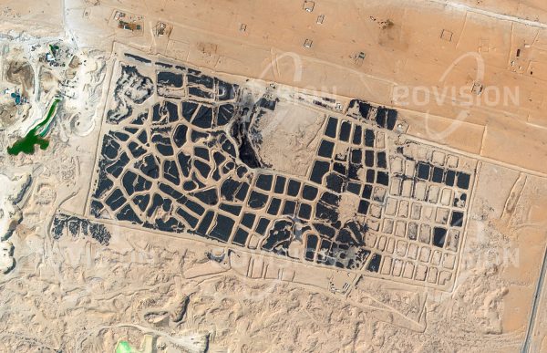 Das Satellitenbild "SULAIBIYA - Kuwait" ist dem Bildband "WÜSTEN - Lebensraum der Extreme" entnommen. Bildbeschreibung: Autoreifen gehören zu den Verschleißteilen des modernen Verkehrswesens. Während in Mitteleuropa der überwiegende Teil der Altreifen recycelt wird, werden sie in Kuwait im Sand vergraben. Dieses Lager liegt westlich von Kuwait City und birgt etwa sieben Millionen Altreifen. Im April 2012 brach ein Großbrand aus, bei dem etwa fünf Millionen Altreifen verbrannten.