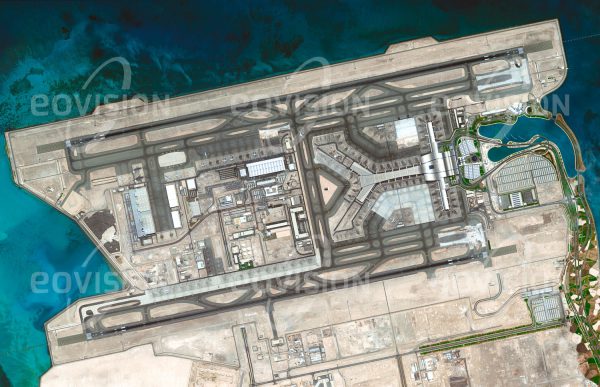 Das Satellitenbild "DOHA - Katar" ist dem Bildband "WÜSTEN - Lebensraum der Extreme" entnommen. Bildbeschreibung: Doha, die Hauptstadt des Emirates Katar, ist der Prototyp der arabischen Version einer modernen Planstadt. Im Umkreis der bestehenden Stadt entstehen künstliche, zum Teil ins Meer gebaute Stadtteile der Superlative, wie „The Pearl“, und der riesige Komplex des neuen Flughafens. Sie stehen für eine Entwicklung, die in der „Qatar National Vision 2030“ festgelegt wurde und die den Wüstenstaat zu einem der modernsten der Welt machen soll. Mit dem 2014 eröffneten Hamad International Airport, auf dem im Jahr 2017 mehr als 35 Millionen Passagiere abgefertigt wurden, ist Doha ein Drehkreuz des internationalen Flugverkehrs.
