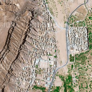 Das Satellitenbild "SHIBAM - Jemen" ist dem Bildband "WÜSTEN - Lebensraum der Extreme" entnommen. Bildbeschreibung: Das jemenitische Shibam ist für seine bis zu 11 Stockwerke hohen Hochhäuser in Lehmbauweise bekannt, die dichtgedrängt in der klar abgegrenzten und ummauerten Altstadt stehen. Seit 1988 ist Shibam Teil der UNESCOWelterbeliste.
