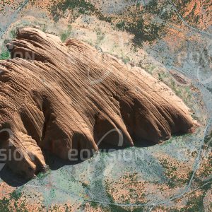 Das Satellitenbild "ULURU - Australien" ist dem Bildband "WÜSTEN - Lebensraum der Extreme" entnommen. Bildbeschreibung: Der Uluru, auch unter der Bezeichnung Ayers Rock bekannt, ist der zweitgrößte Monolith der Erde. Von Wind und Sand geformt ragt er 348 Meter aus den Ausläufern der Großen Sandwüste im Herzen Australiens empor. Sein Farbenspiel in je nach Wetter und Sonnenlicht unterschiedlichen Rottönen hat den Felsen zu einer der bekanntesten Sehenswürdigkeiten Australiens gemacht. Nach den Aborigines, für die der Uluru ein heiliger Ort ist, stammt die Farbe vom Blut zweier riesiger Schlangen, die hier miteinander kämpften. Der Felsen ist auch wegen der hier gefundenen Felsmalereien Teil des UNESCO-Welterbes und darf seit 2019 nicht mehr erklettert werden.