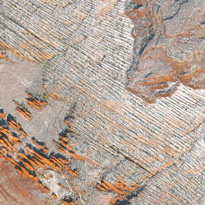Das Satellitenbild "MOAB - USA" ist dem Bildband "WÜSTEN - Lebensraum der Extreme" entnommen. Bildbeschreibung: Bei Moab in Utah liegt der wegen seiner zahlreichen und spektakulären Steinbögen so genannte Arches National Park. Mehr als 2000 Bögen in unterschiedlichen Größen wurden hier gezählt. Die Bögen entstanden dadurch, dass das Aufwölben eines Salzstocks zu Rissbildung in der darüber liegenden Sandsteindecke führte, wodurch lange, senkrechte Platten entstanden. Diese wurden durch Erosion schmaler, wobei die Verdünnung zum Teil Löcher in den Platten entstehen ließ. Einige der Bögen, etwa der Landscape Arch mit 92 Metern Spannweite, zählen zu den größten Felsbögen der Erde.