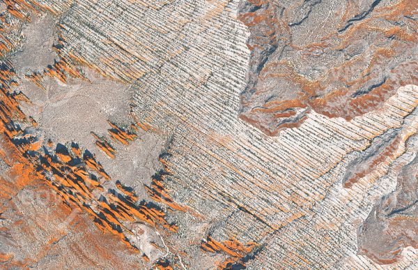 Das Satellitenbild "MOAB - USA" ist dem Bildband "WÜSTEN - Lebensraum der Extreme" entnommen. Bildbeschreibung: Bei Moab in Utah liegt der wegen seiner zahlreichen und spektakulären Steinbögen so genannte Arches National Park. Mehr als 2000 Bögen in unterschiedlichen Größen wurden hier gezählt. Die Bögen entstanden dadurch, dass das Aufwölben eines Salzstocks zu Rissbildung in der darüber liegenden Sandsteindecke führte, wodurch lange, senkrechte Platten entstanden. Diese wurden durch Erosion schmaler, wobei die Verdünnung zum Teil Löcher in den Platten entstehen ließ. Einige der Bögen, etwa der Landscape Arch mit 92 Metern Spannweite, zählen zu den größten Felsbögen der Erde.