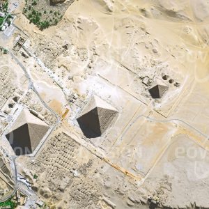 Das Satellitenbild "GIZEH - PYRAMIDEN - Ägypten" ist dem Bildband "WÜSTEN - Lebensraum der Extreme" entnommen. Bildbeschreibung: Zu den spektakulärsten Spuren alter Zivilisationen gehören die Pyramiden der ägyptischen Hochkultur. Besonders charakteristisch sind die vor 4500 Jahren erbauten drei großen Pyramiden bei Gizeh. Fünf Kilometer südwestlich des Kairoer Stadtzentrums am Rand der Wüste über dem Niltal gelegen waren sie schon Teil der sieben Weltwunder der Antike. Die von der Sphinx begleiteten Grabmäler der Pharaonen Cheops, Chefren und Mykerinos lösen durch ihre Größe und Geometrie auch heute noch Staunen aus, wobei die genaue Vorgangsweise beim Bau nach wie vor unbekannt ist.